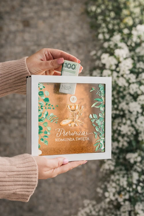 Wkładanie banknotu do pudełka komunijnego.png
