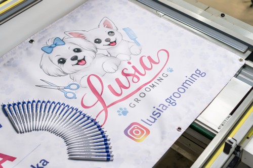 Baner reklamowy z nadrukiem logo firmy – trwała reklama zewnętrzna