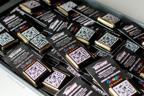 Kartki z czekoladką i kodem QR