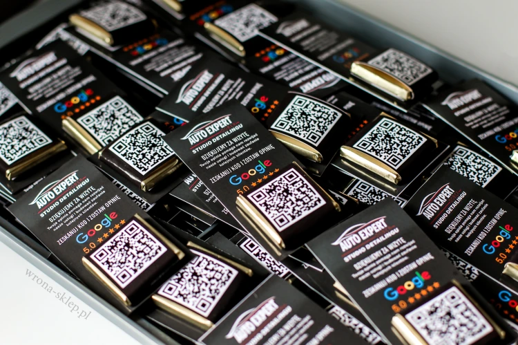 Kartki z czekoladką i kodem QR