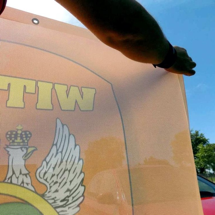 Baner-dziurkowany-siatka-reklamowa-rewers.jpg